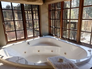 Standard Cabin, 1 King Bed, Balcony, River View (Guinea Fowl ) | Bathroom | Separate tub and shower, free toiletries, hair dryer, towels - Hawklee Country House (Fort Nottingham)