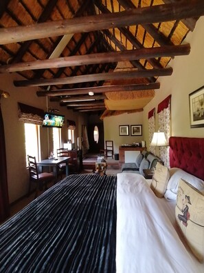 Classic Studio (Otter) | Premium bedding, down comforters, Select Comfort beds, minibar - Hawklee Country House (Fort Nottingham)