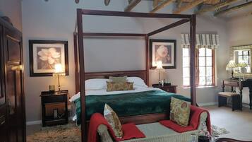 Honeymoon Cabin (Mallard) | Premium bedding, down comforters, Select Comfort beds, minibar