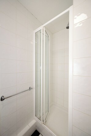 Shower, free toiletries, towels - University Hall (Cork)