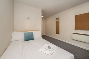 單人房 | 羽絨被、書桌、手提電腦工作空間、熨斗/熨衫板