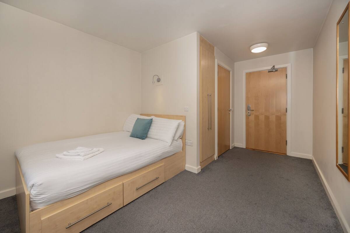 5 bedrooms, down duvets, desk, laptop workspace