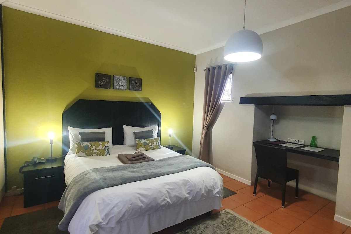 Caja de seguridad en la habitación y escritorio