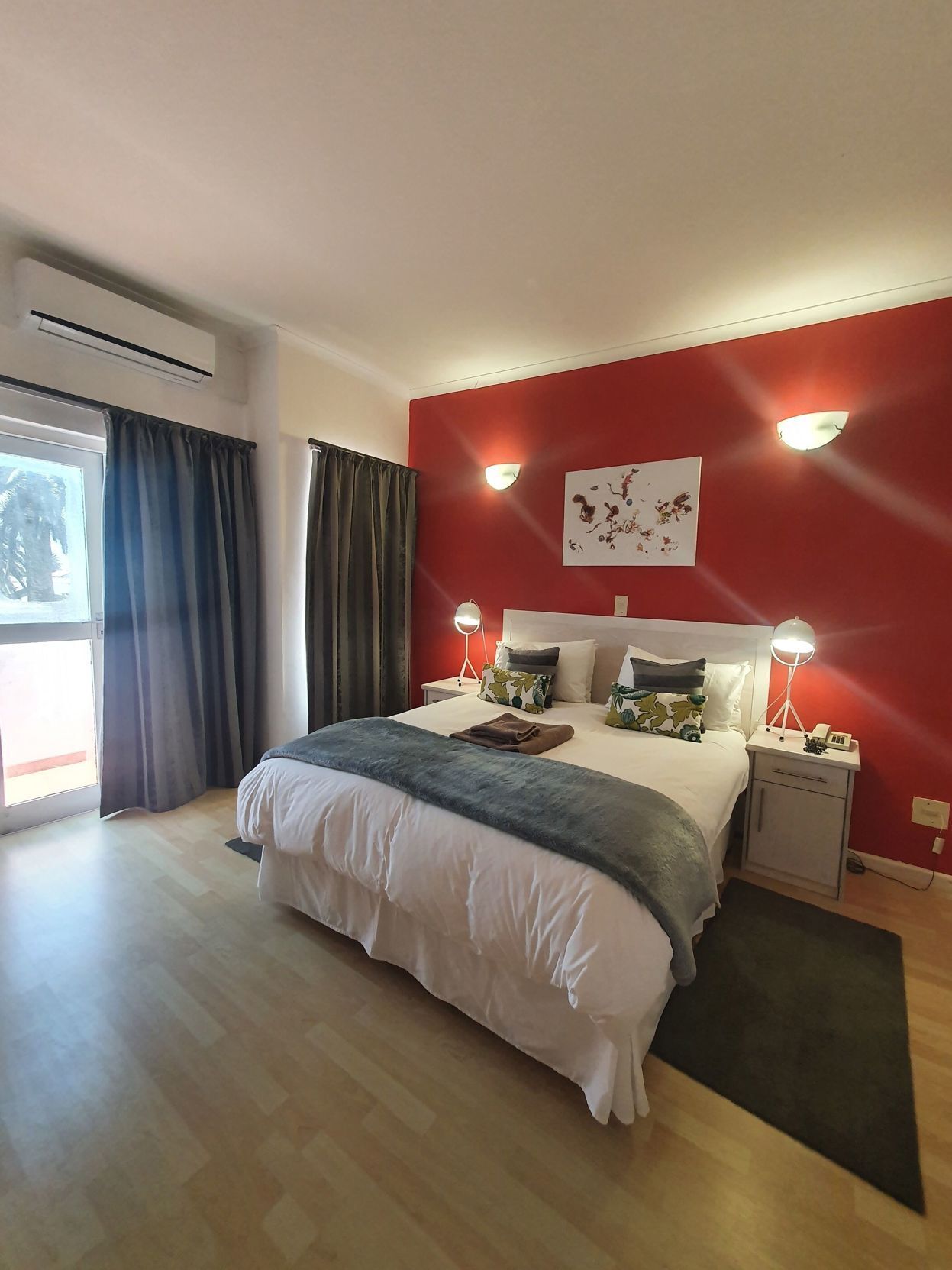 Caja de seguridad en la habitación y escritorio 