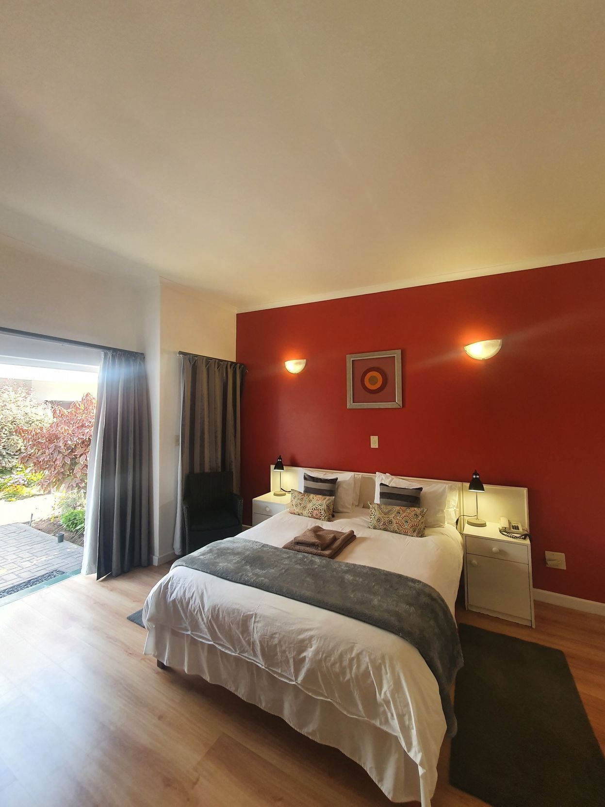 Caja de seguridad en la habitación y escritorio 