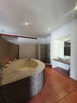 Luxury Suite | Bathroom | Towels, soap, shampoo, toilet paper