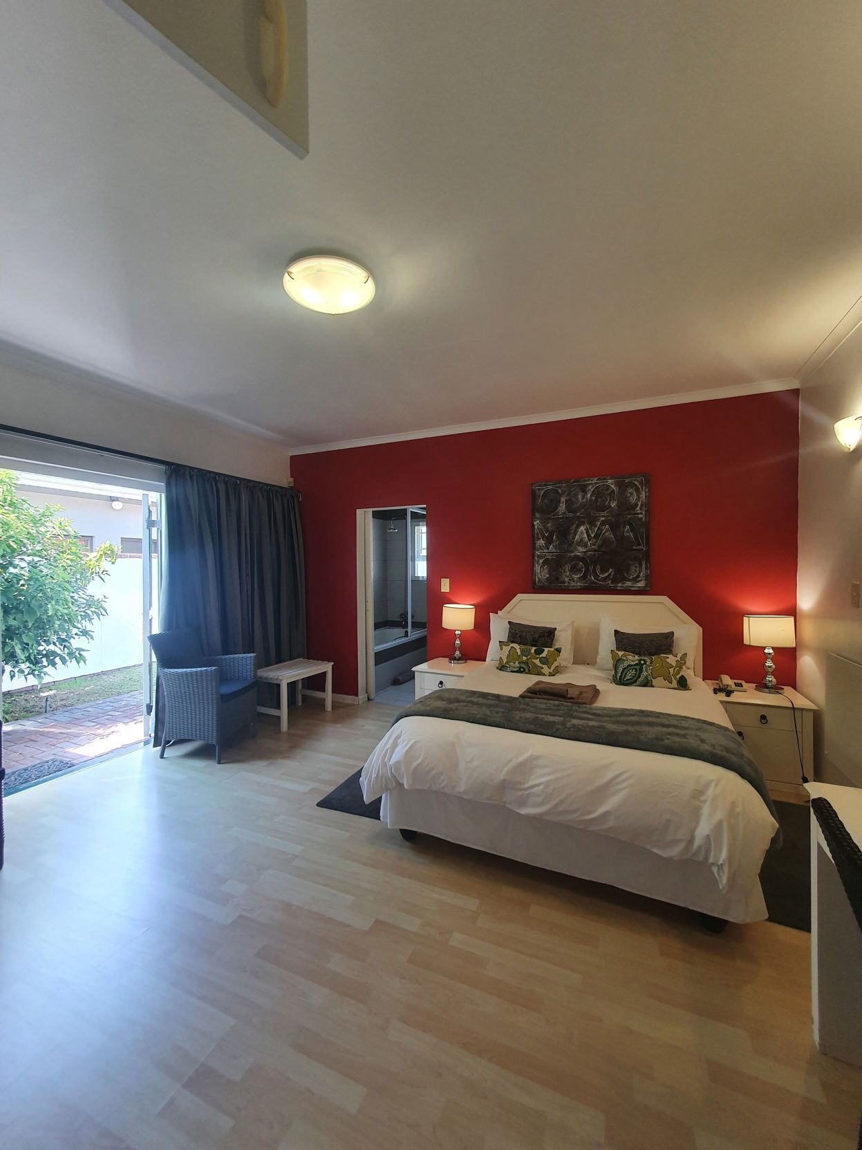 Caja de seguridad en la habitación y escritorio 