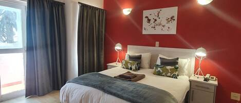 Suite familiare | Una cassaforte in camera, una scrivania, postazione laptop