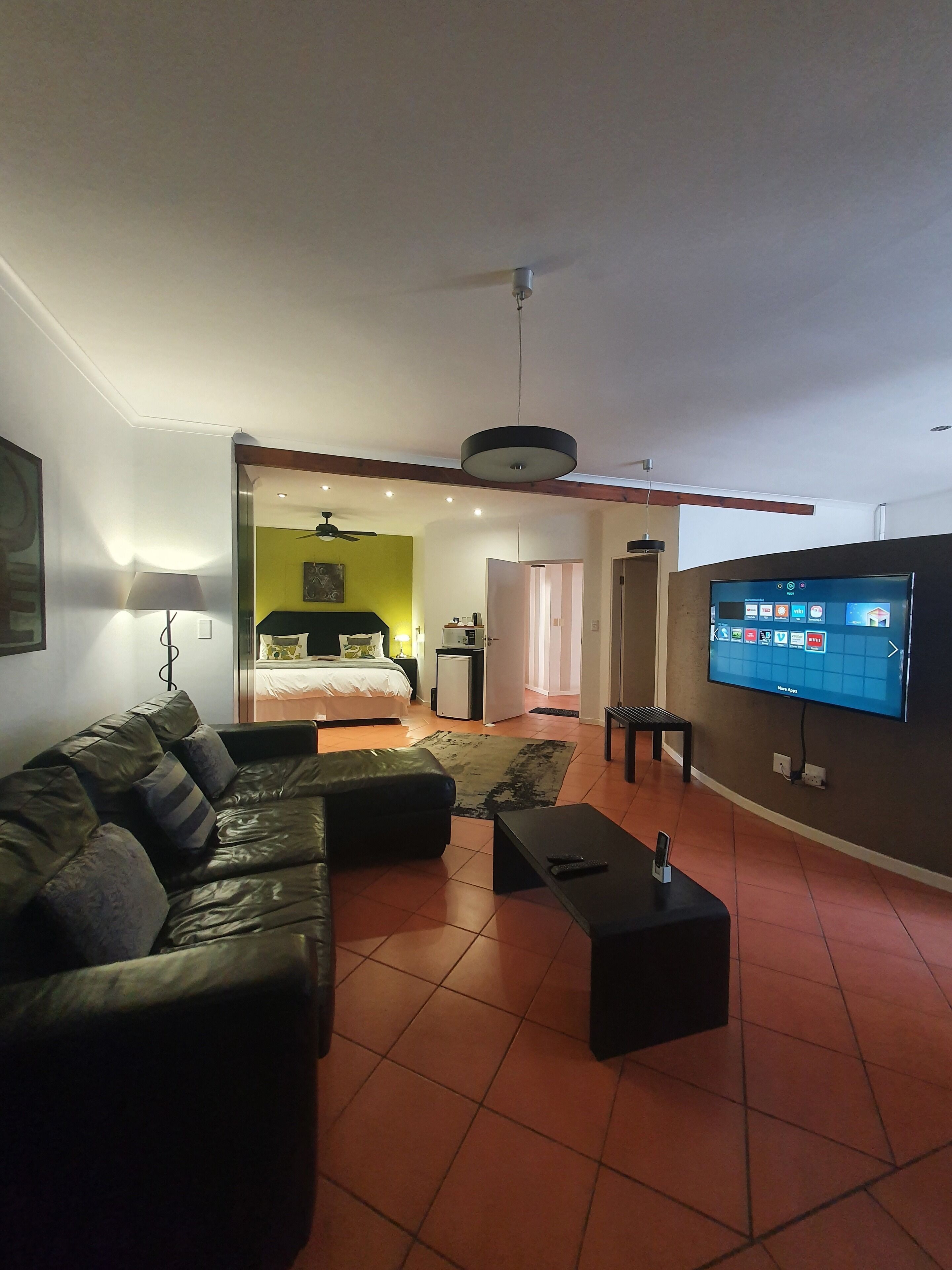 Caja de seguridad en la habitación y escritorio 