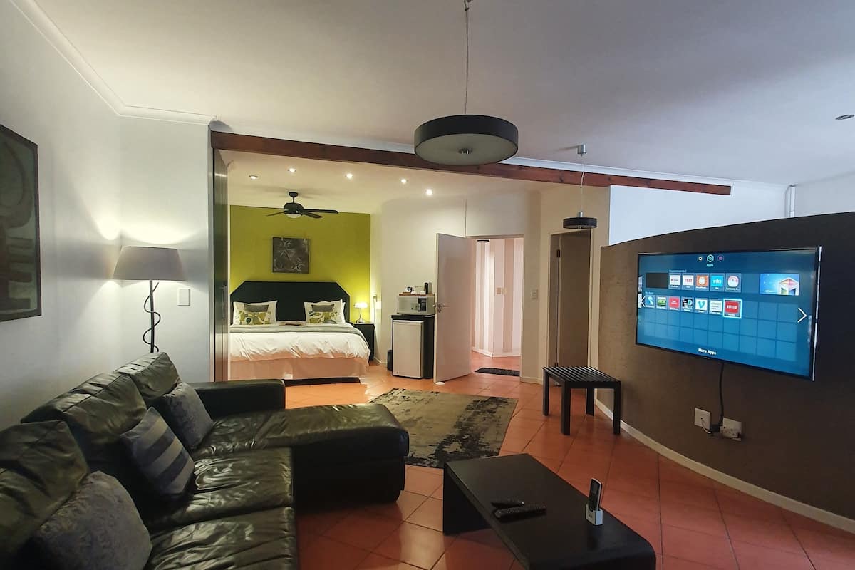 Caja de seguridad en la habitación y escritorio