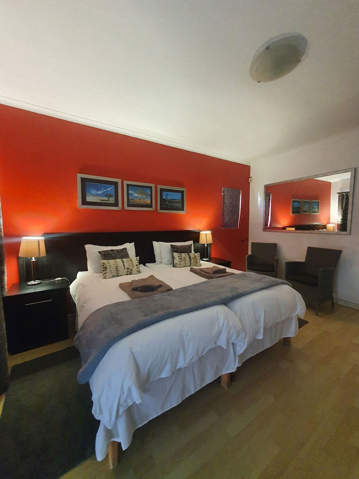 Caja de seguridad en la habitación y escritorio 