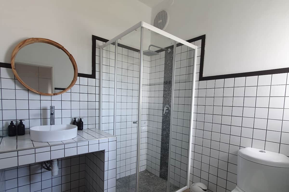 Standard-Doppelzimmer | Badezimmer | Handtücher, Seife, Shampoo, Toilettenpapier