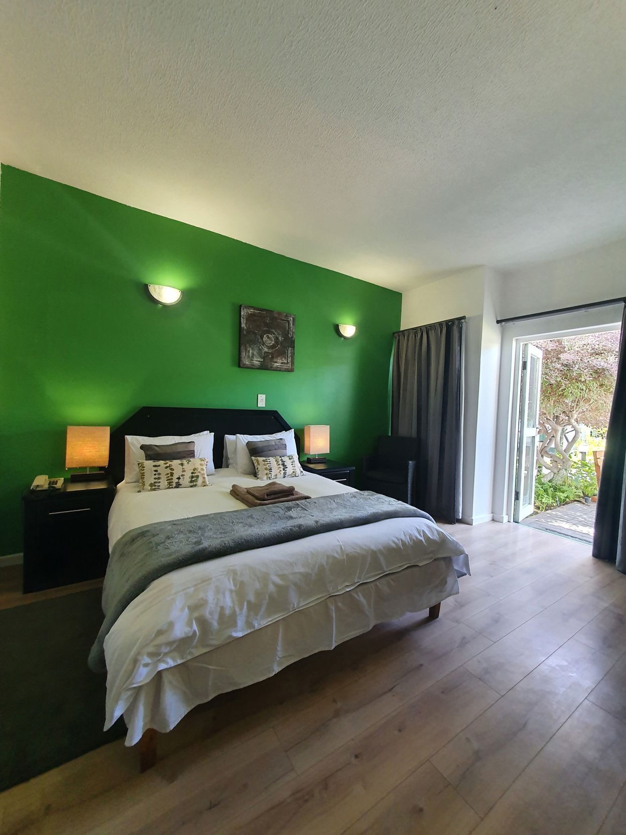 Caja de seguridad en la habitación y escritorio 