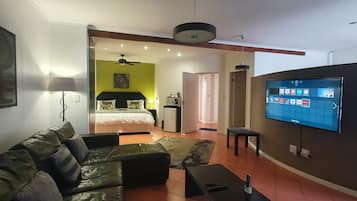 Luxury-Suite | Zimmersafe, Schreibtisch, laptopgeeigneter Arbeitsplatz