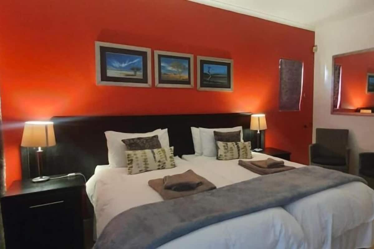 Caja de seguridad en la habitación y escritorio