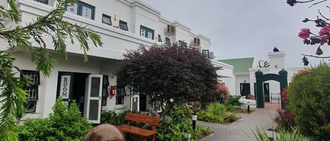 Deluxe Double Room, 1 Queen Bed, Non Smoking, Garden View | Garden view