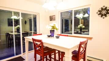 Casa, 3 quartos | Cozinha privada | Geladeira grande, micro-ondas, fogão, cooktop