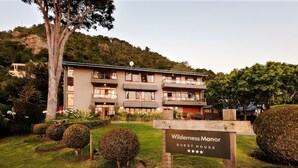 A guest house named Wilderness Manor with a sign indicating a 5-star rating. - Wilderness Manor (Wilderness)