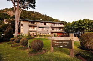 Fachada de la propiedad por la tarde o noche