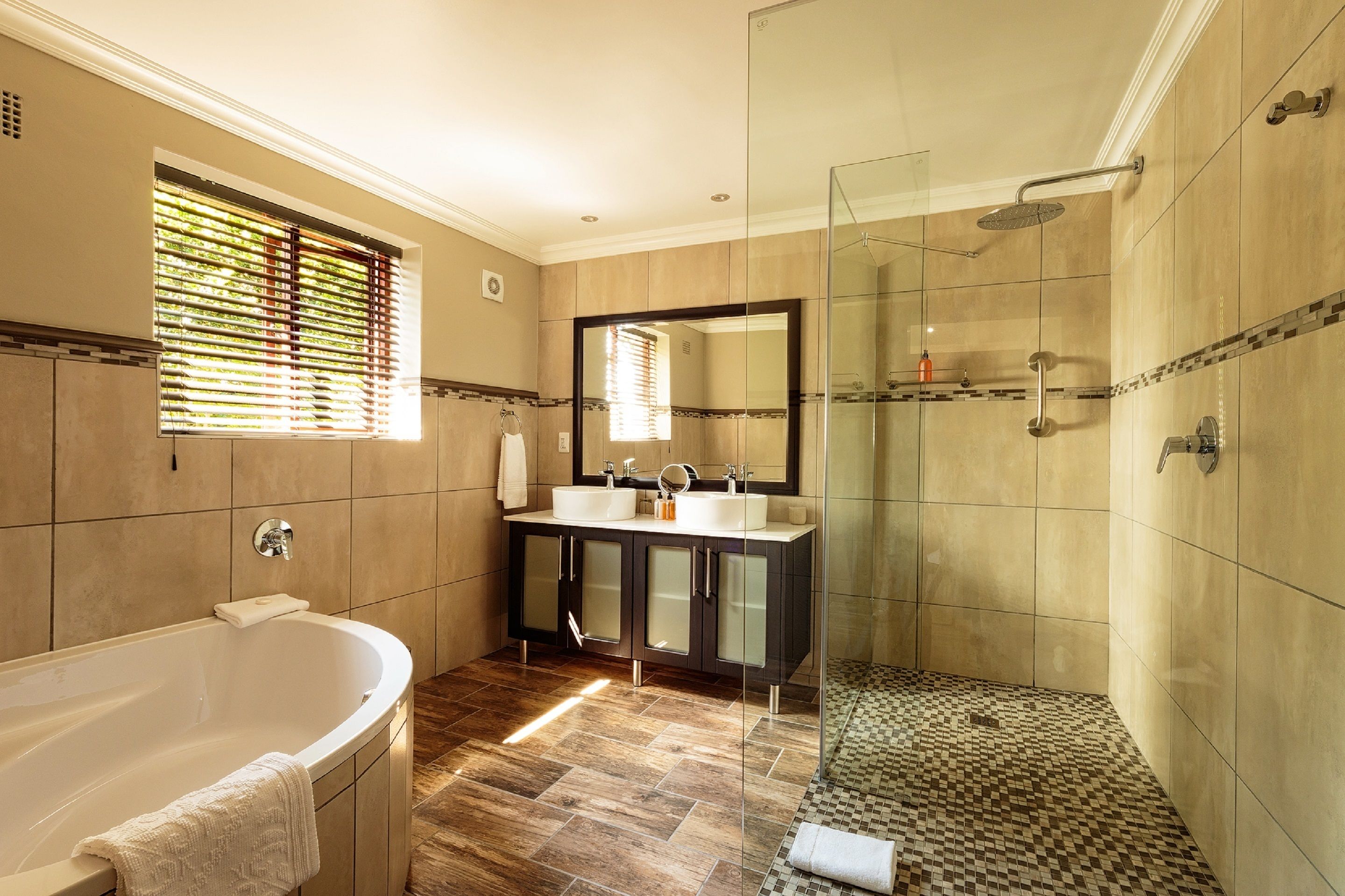 Quarto casal ou duplo, varanda, no jardim | Banheiro | Banheira e chuveiro separados, produtos de toalete grátis
