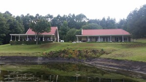 A building with a red roof and a covered porch area. - Arum Hill Lodge (Balgowan)