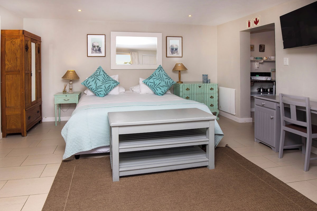 Luxury Suite, 1 King Bed, Non Smoking | Premium bedding, in-room safe, individually decorated