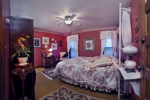 1 Queen Bed Room