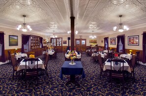 Der serveres morgenmad, aftensmad og amerikanske retter