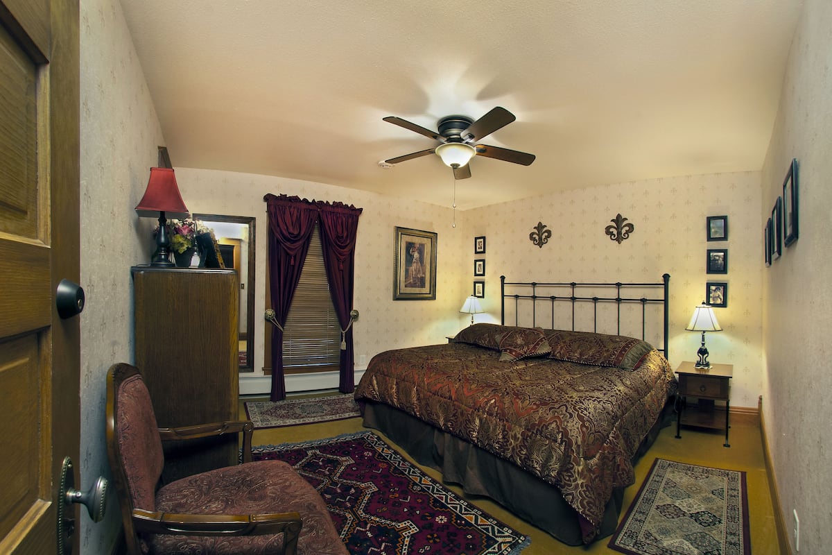Room, 1 King Bed | Iron/ironing board (on request), free WiFi, individually decorated