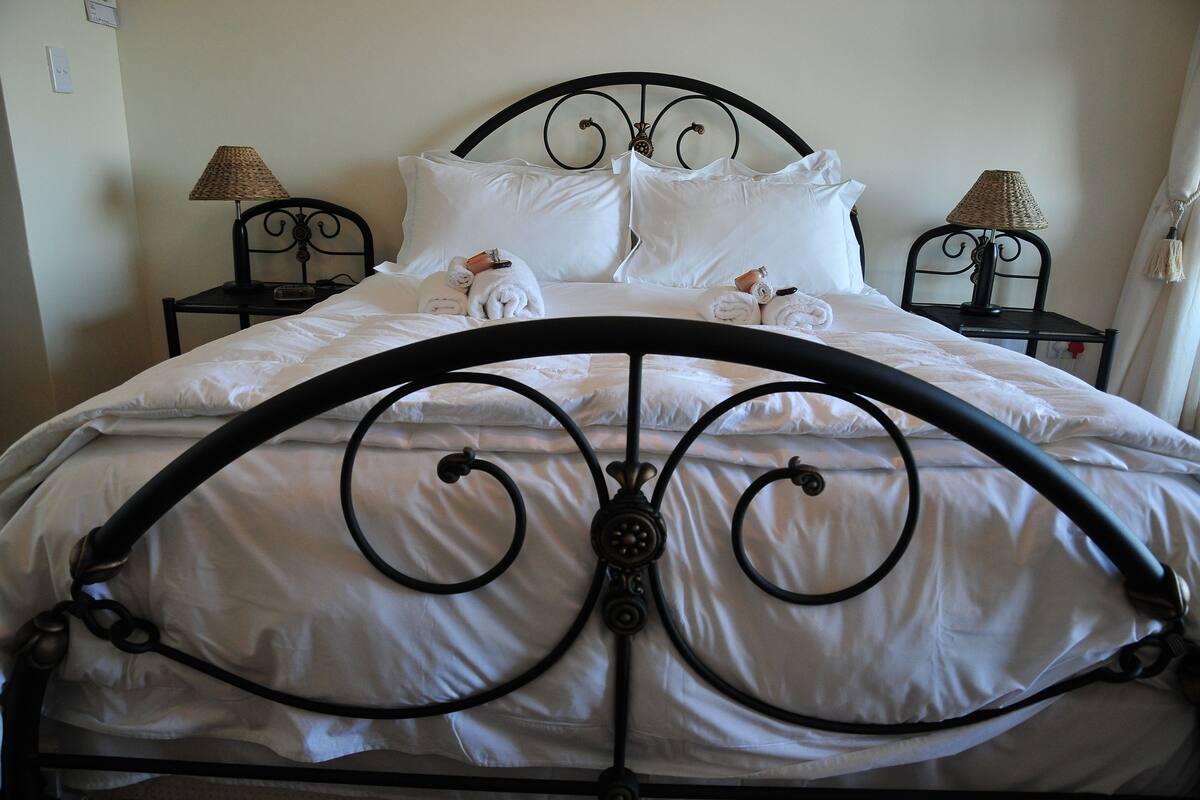 2 bedrooms, in-room safe, desk, iron/ironing board
