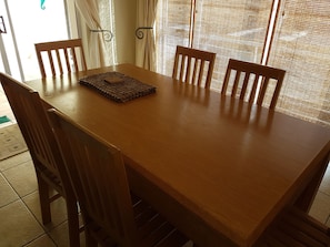 Deluxe-Apartment, 2 Schlafzimmer | Essbereich im Zimmer