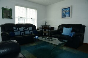 Appartement Confort, 2 chambres | Coin séjour | Télévision à écran plat