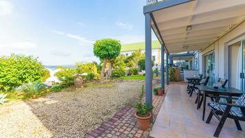 Standard-Doppelzimmer, mit Bad, zum Garten hin | Terrasse/Patio