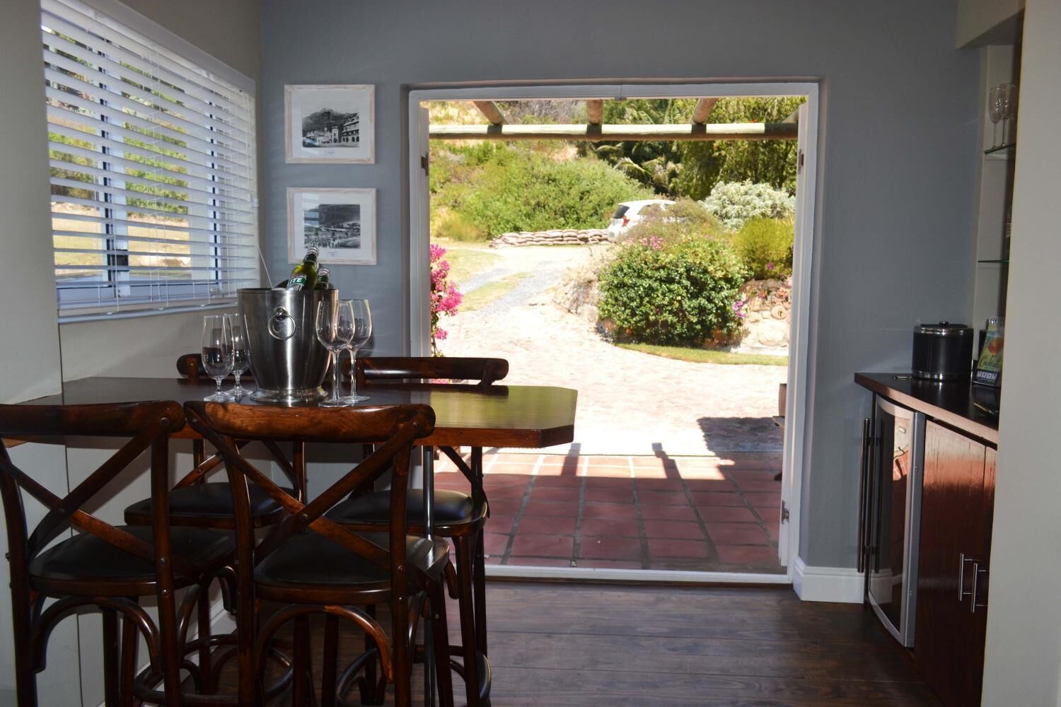 Coffee/tea maker, full-sized fridge, microwave, oven