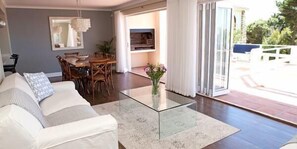 Ático de lujo, 2 habitaciones | Sala de estar | Televisión de pantalla plana de 43 pulgadas con canales por satélite