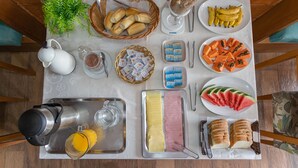 A breakfast buffet with bread, fruits, pastries, and beverages. - Real Grandeza (Rio de Janeiro)
