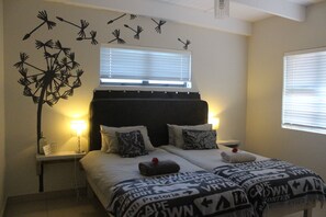 Twin ensuite room with partial Sea & Mountain view (1st Floor) | Pillowtop beds, cribs/infant beds, free WiFi, bed sheets - @ Rosie's - Hostel (Cape Town)