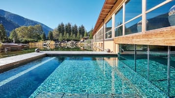 Innenpool, Außenpool, Sonnenschirme, Liegestühle