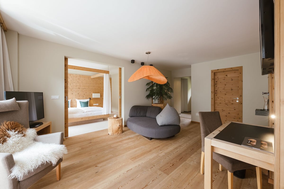 Deluxe Suite, Mountain View | 2 bedrooms, hypo-allergenic bedding, in-room safe, desk