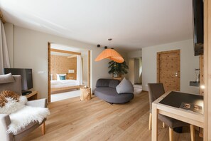 Suite – deluxe, fjellutsikt | Allergitestet sengetøy, safe på rommet, skrivebord og blendingsgardiner