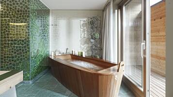 Deluxe suite, uitzicht op bergen | Badkamer | Een haardroger, badjassen, pantoffels, een bidet