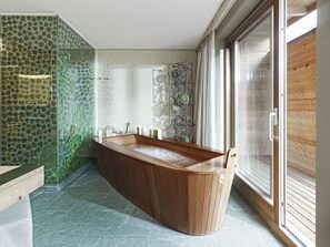 Phòng Suite Deluxe, quang cảnh núi | Phòng tắm | Máy sấy tóc, áo choàng tắm, dép đi trong nhà, chậu vệ sinh/vòi rửa 