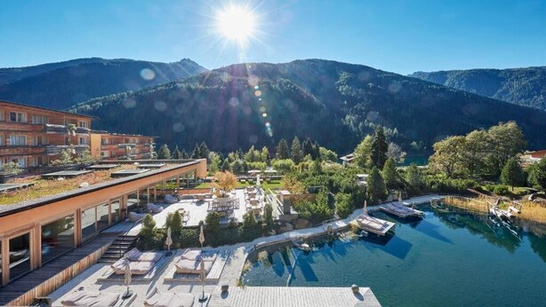 A resort with a pool, sunbathing area, and mountain views. - AROSEA Life Balance Hotel (Ultimo)