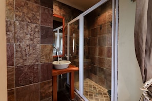 Chambre Affaires double ou avec lits jumeaux, Plusieurs lits, patio, rez-de-chaussée | Salle de bain | Articles de toilette (gratuits), séchoir à cheveux, serviettes fournies