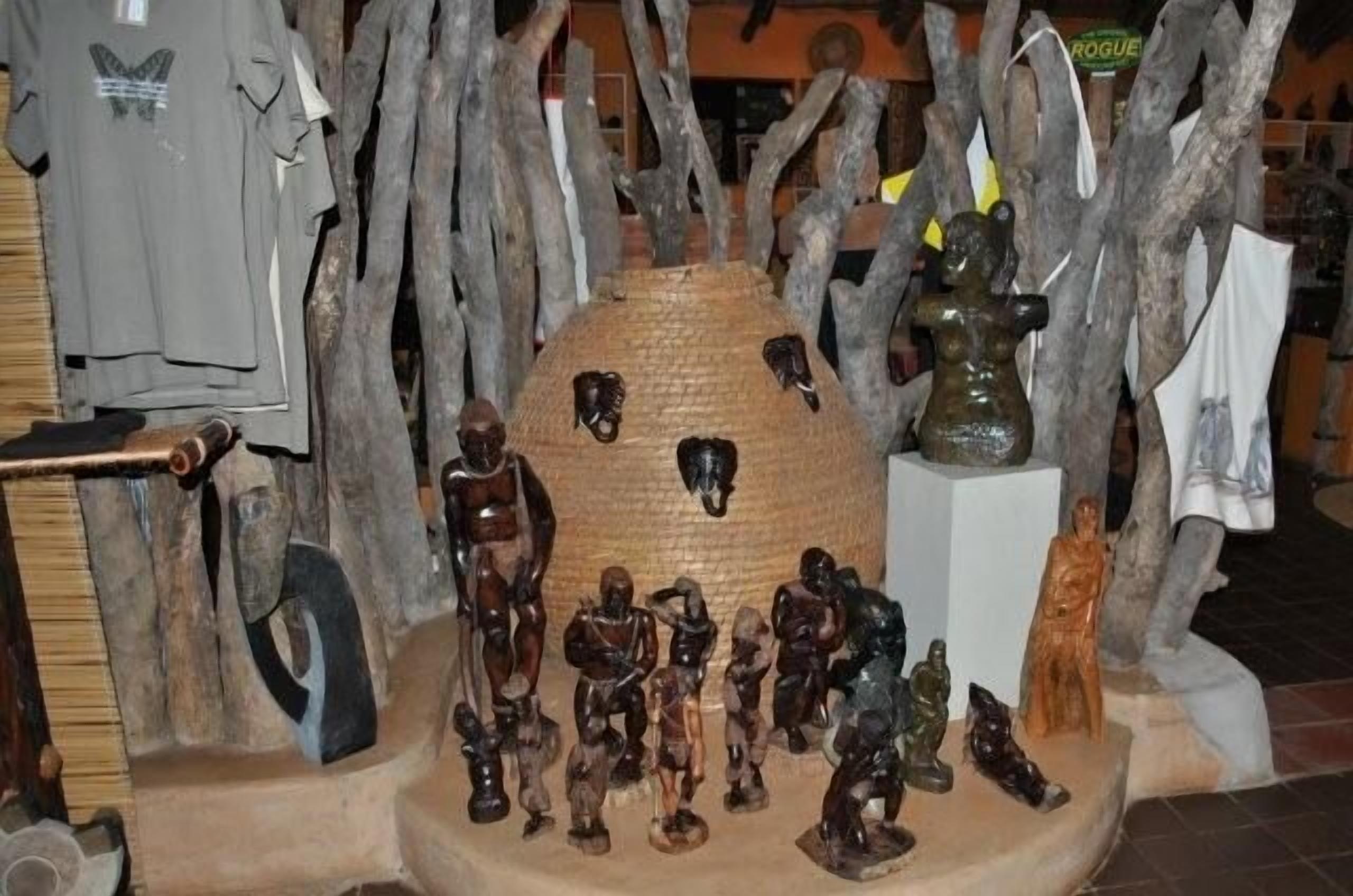 Una exhibición de esculturas y figuras de madera, posiblemente en un museo o galería.