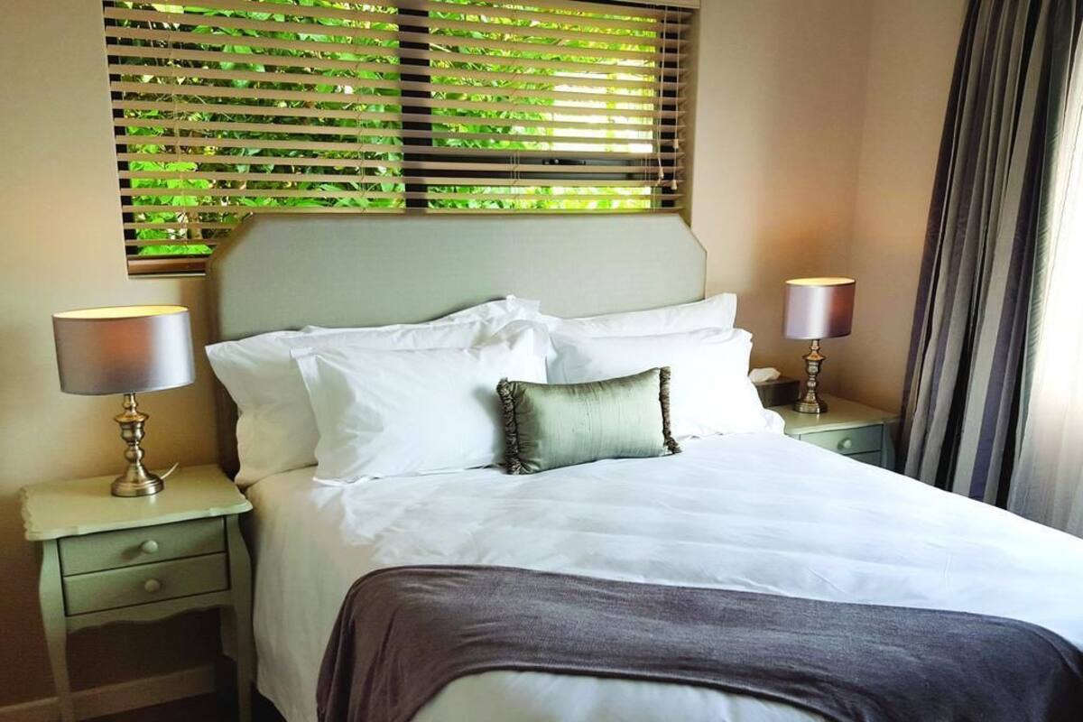 Hibiscus Room | Peralatan tempat tidur premium, peti besi dalam bilik