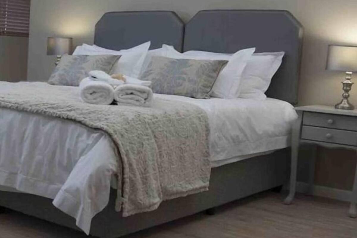 Frangipani Room | Peralatan tempat tidur premium, peti besi dalam bilik