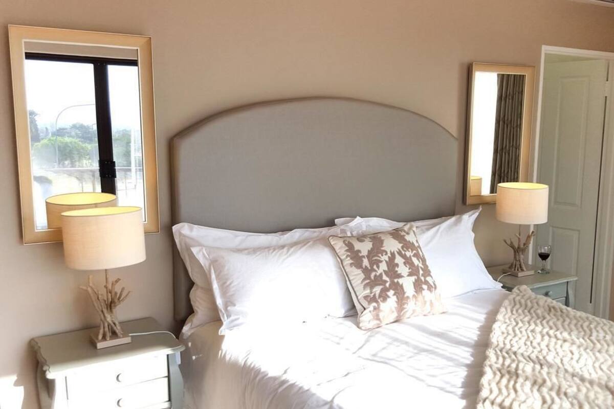 Maple Room | Peralatan tempat tidur premium, peti besi dalam bilik