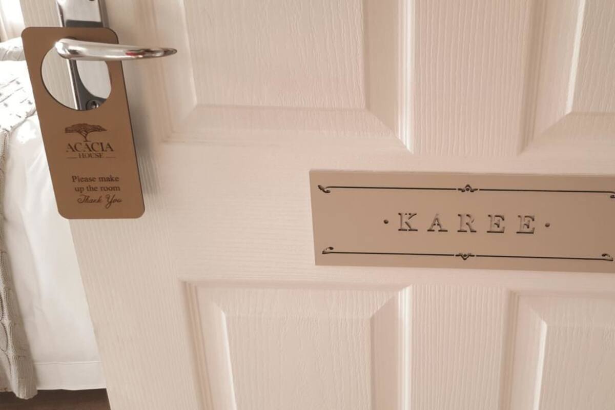 Karee Room | Sängtillbehör av högsta kvalitet och värdeförvaringsskåp på rummet