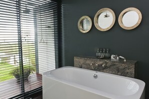 Luxury House, 4 Bedrooms (Farm ) | Bathroom | Free toiletries, towels - Rockwood Lodges (Karkloof Nature Reserve)